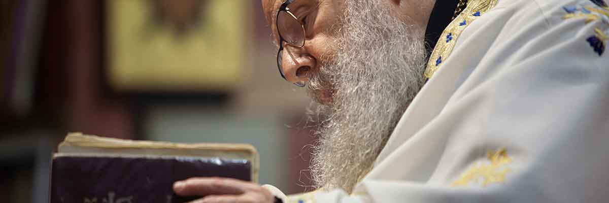 Der ehrwürdige Vater Basilius im Gottesdienst der Skite